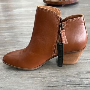 NWT House of Harlow 1960 Brown Ankle Boots